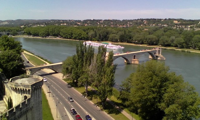 FRA Avignon 17 The bridge + cruise ship
