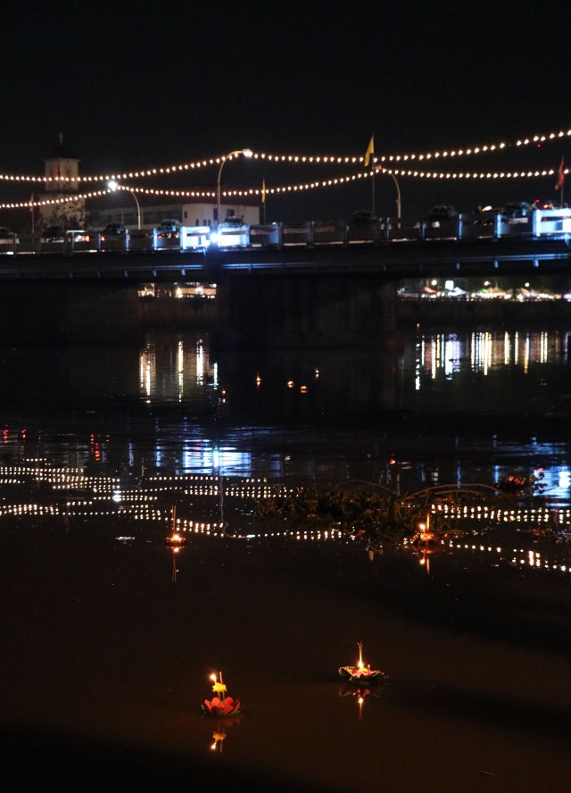LK krathongs in river